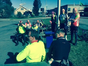 God oppslutning om sesongens første søndagsykling for turgruppa